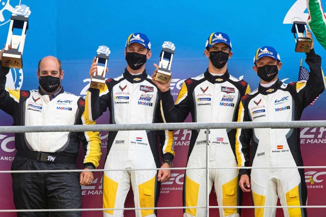 LMGTEプロクラス2位の表彰台に立つ、コルベット・レーシング63号車陣営