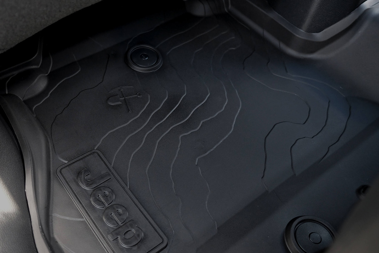 Jeepロゴ入りラバーフロアマット