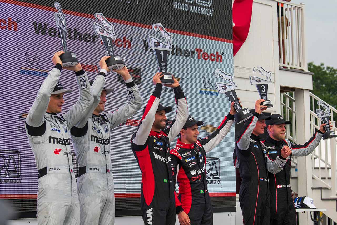 2021年IMSA第8戦ロード・アメリカで勝利を挙げ表彰台に立つAXR31号車のフェリペ・ナッセ／ピポ・デラーニ