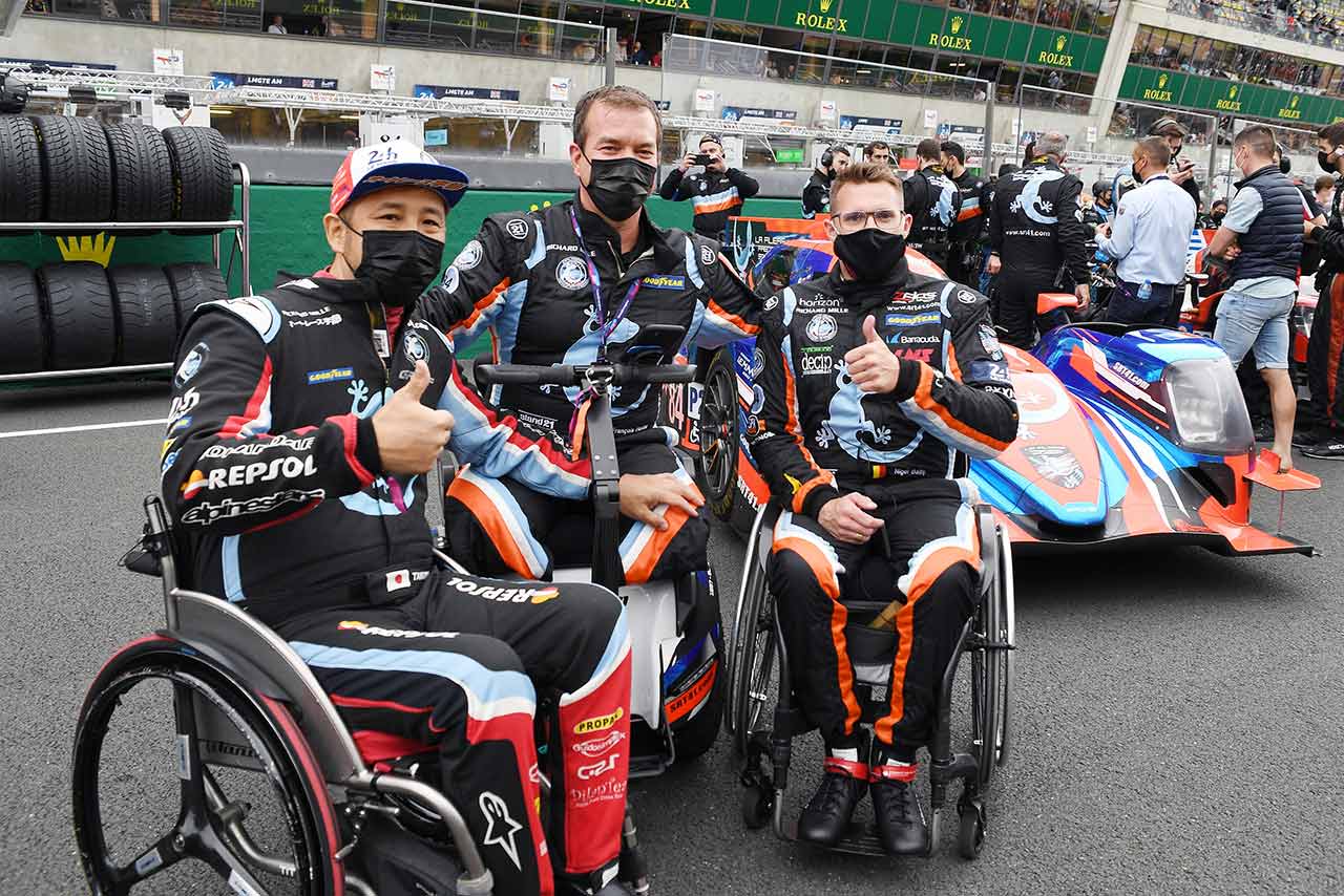 アソシエーションSRT41の（左から）青木拓磨、フレデリック・ソーセ代表、ナイジェル・ベイリー