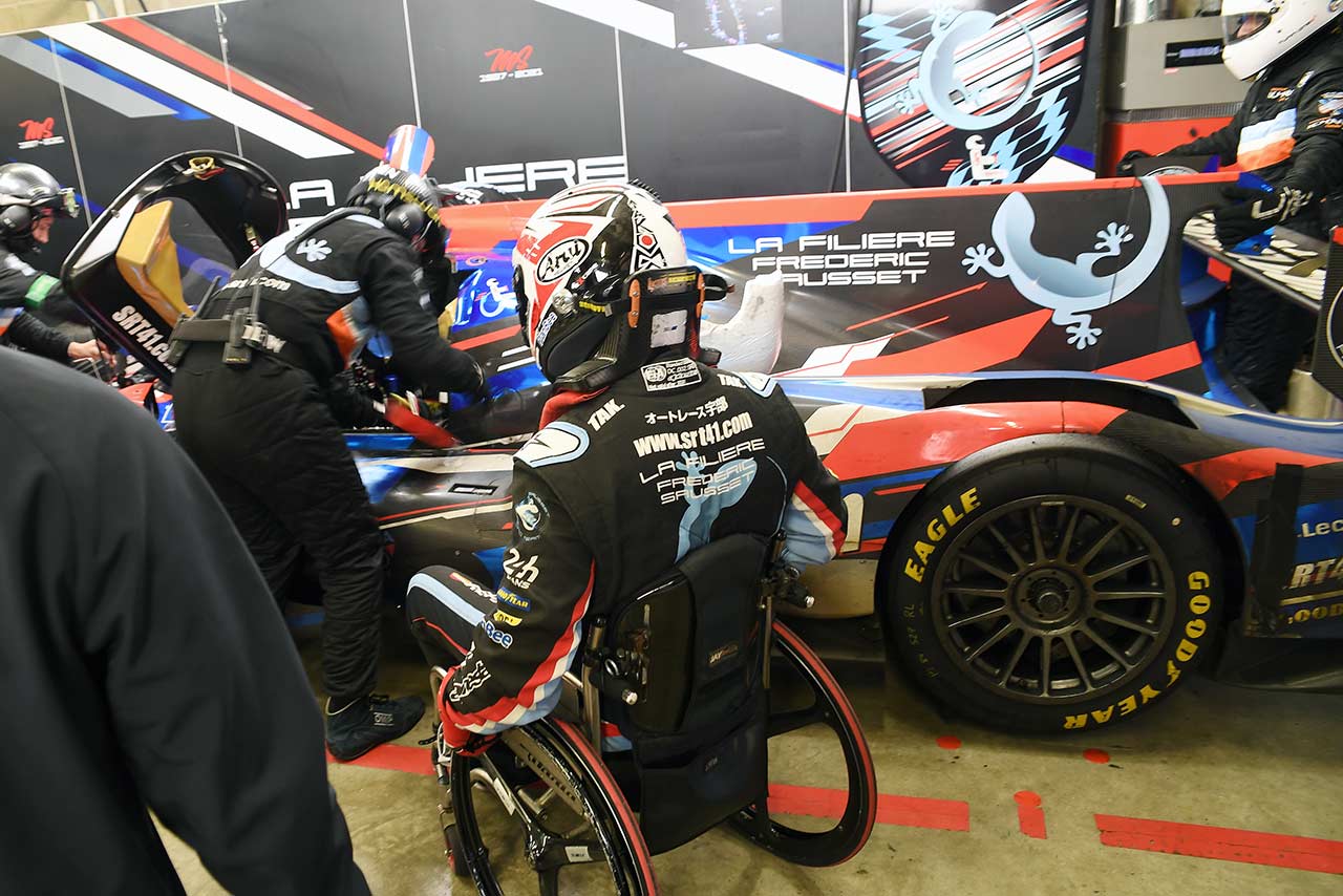 ガレージ内でマシンに乗り込む直前の青木。サイドポンツーン脇までは、車いすで移動する