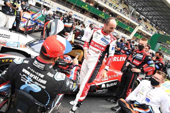 スターティンググリッド、チームWRT41号車をドライブするロバート・クビサと話をする青木拓磨（左）、ナイジェル・ベイリー（右）