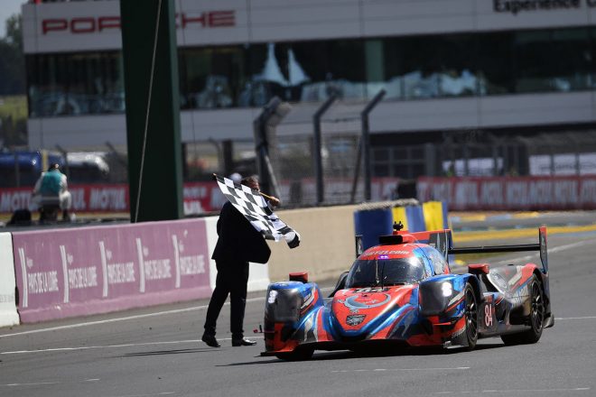 スタートから24時間後、青木が最終ドライバーとなりチェッカーを受けた