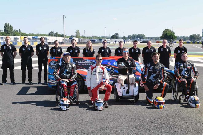 アソシエーションSRT41のチーム集合写真。前列左から青木、ライエ、ソーセ代表、サンシエナ、ベイリー