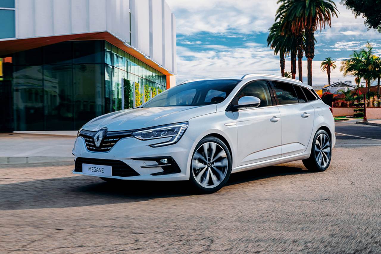 新世代の1.3Lの直列4気筒直噴ターボへの換装や、優雅さを増したエクステリアデザインを採用した新型『ルノー・メガーヌ』