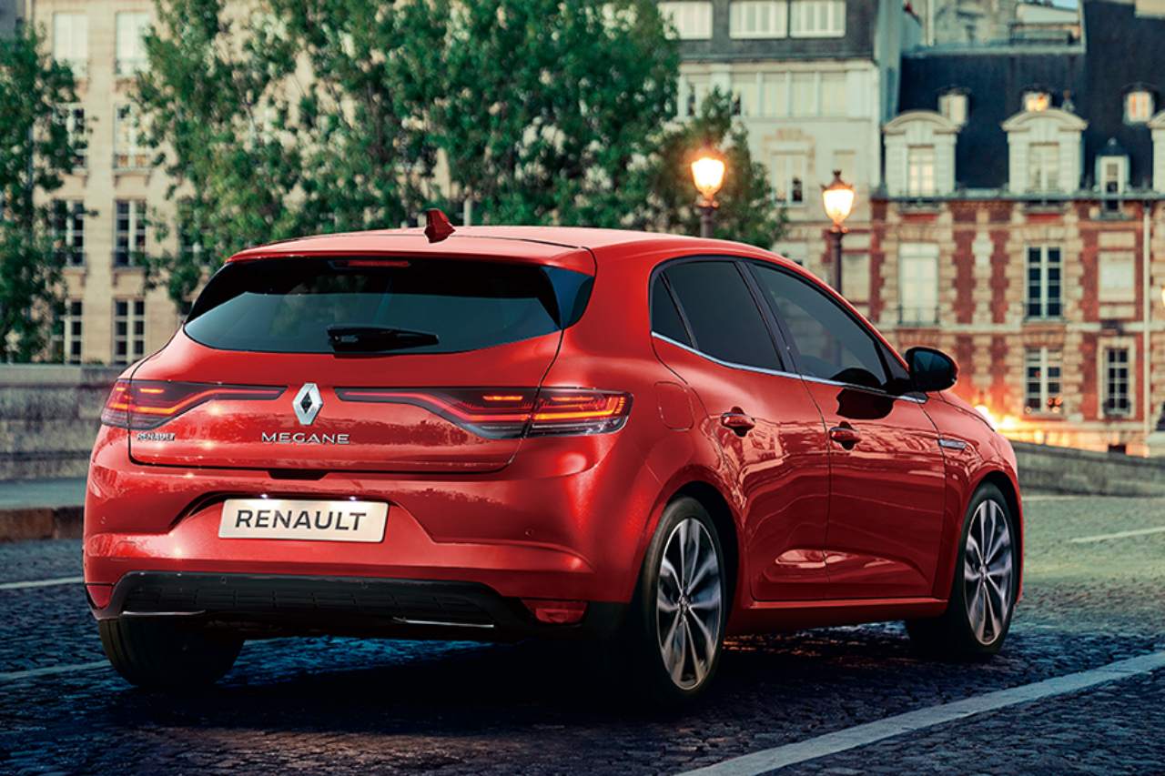 ルーフ上にシャークアンテナが標準で装備され、常時点灯の左右に連なる光のラインを形成する3Dリアランプには、新たにシーケンシャルウインカーも組み込まれた