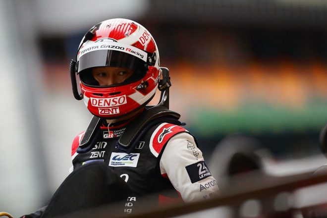 8号車GR010ハイブリッドをドライブする中嶋一貴