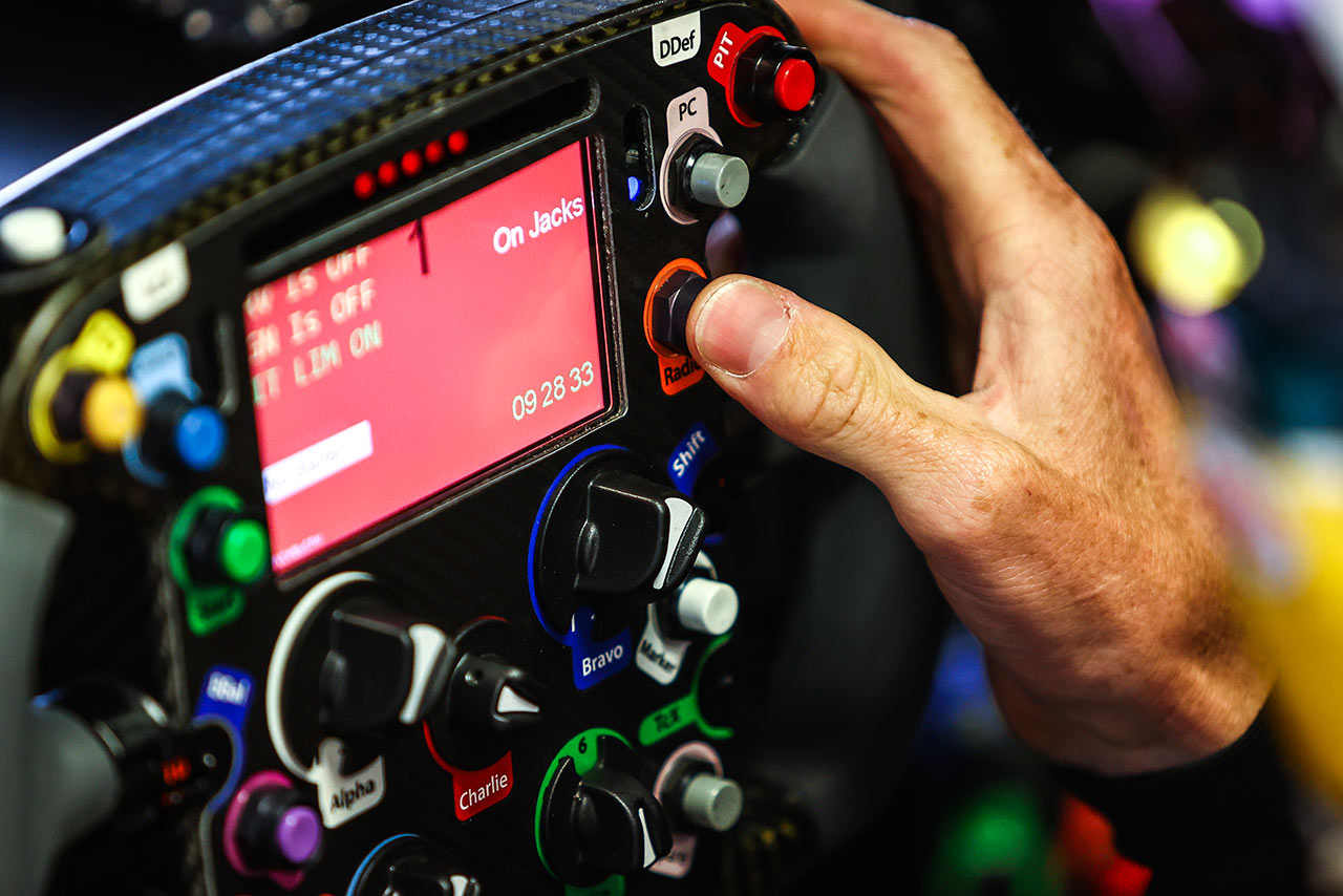 トヨタGR010ハイブリッドのステアリングホイール