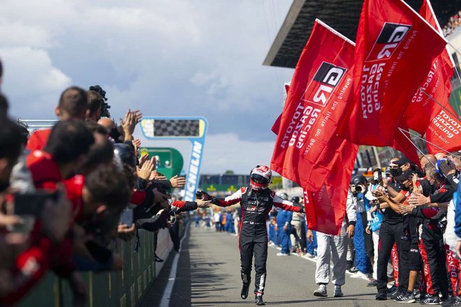 フィニッシュ後、ストレート上のパルクフェルメにマシンを止めて表彰台に向かう中嶋一貴「（自分が勝ったわけではないので）居心地が悪かった」