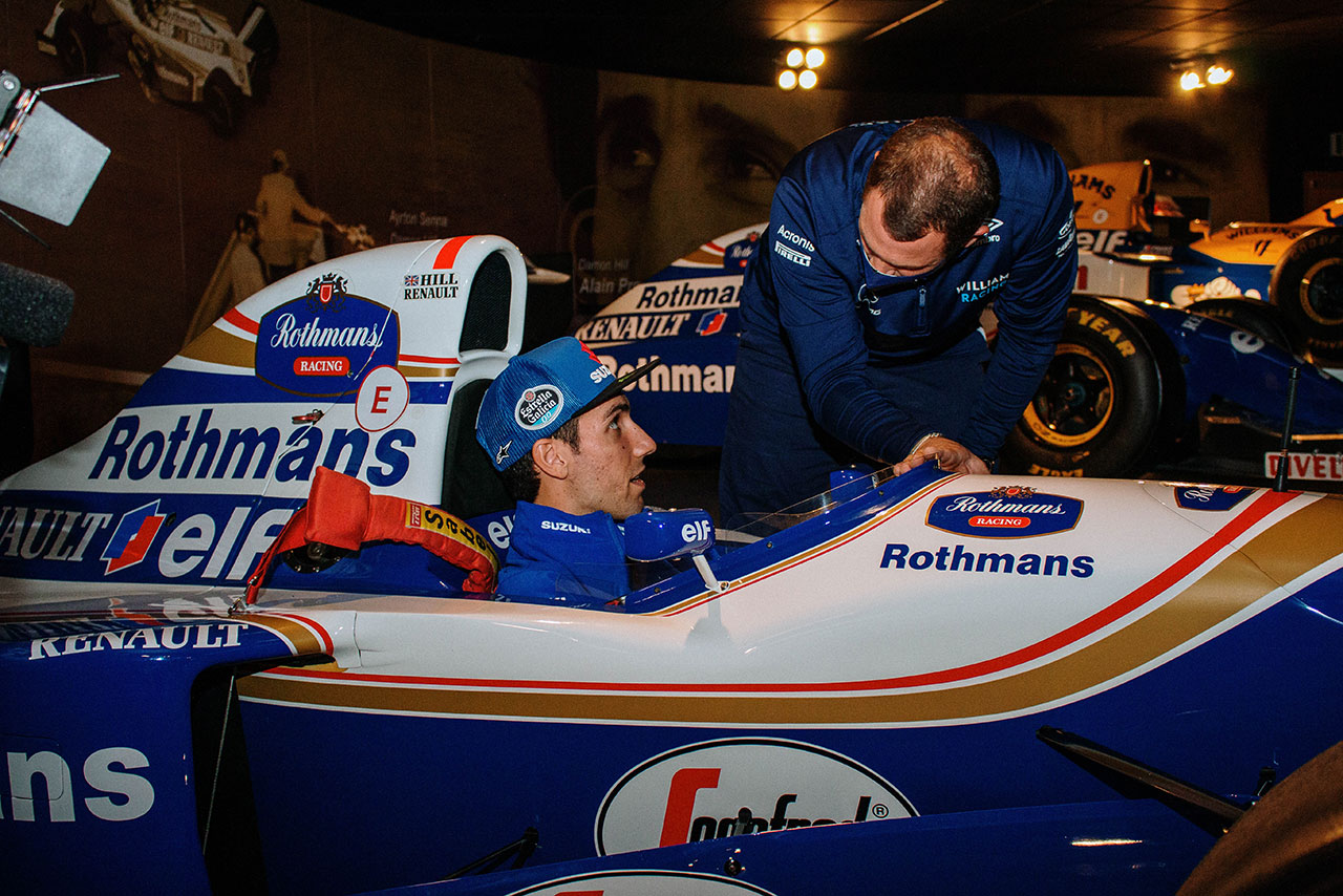 アレックス・リンスもFW16Bのシートに座った