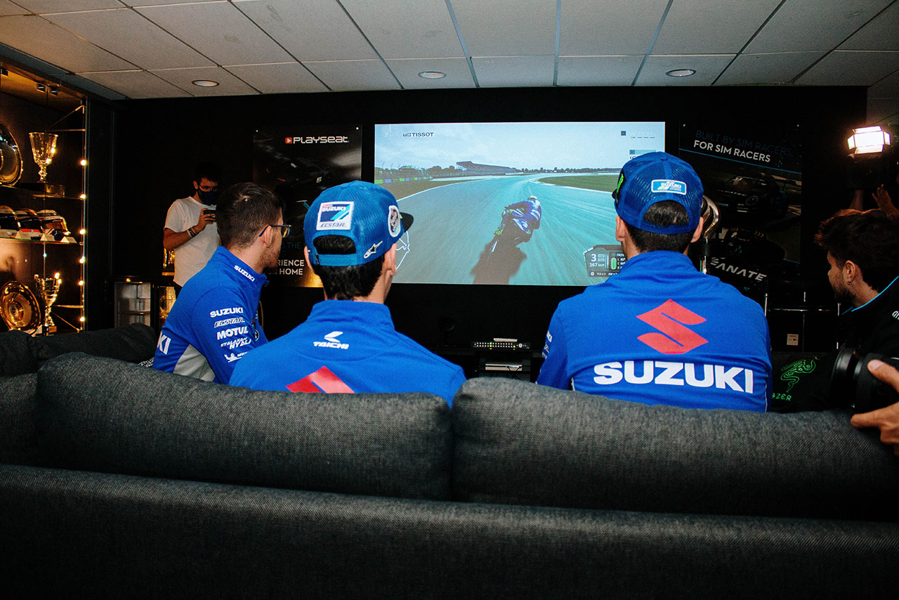 『MotoGP 21』でスズキGSX-RRを走らせ、2輪と4輪の比較も行った