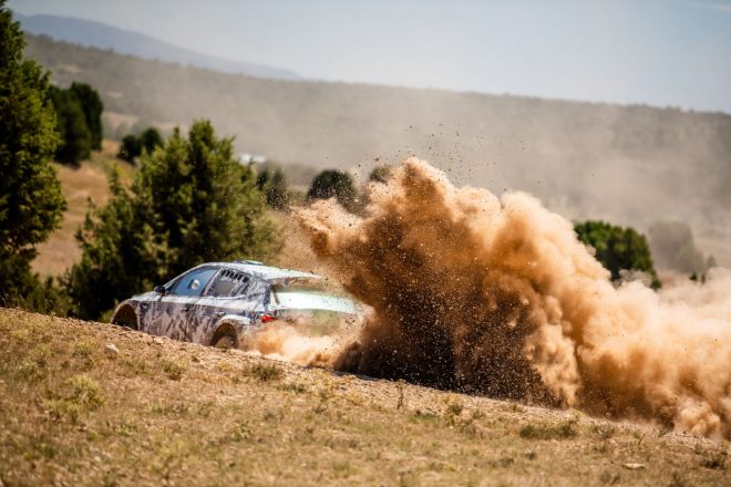 グラベル（未舗装路）ステージでテストを行う新型ファビア・ラリー2のプロトタイプ