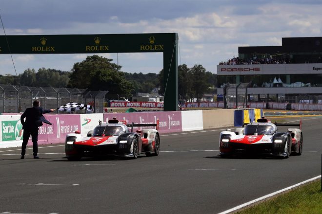 8号車の中嶋一貴と並んでチェッカーを受ける7号車の小林可夢偉