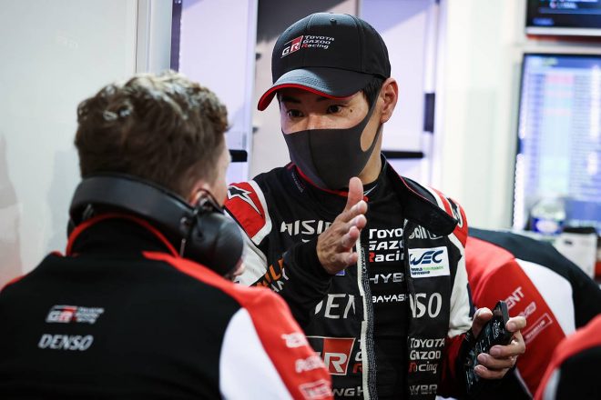 可夢偉が手にするスマートフォンには、決勝中も多くのメッセージが届いていた