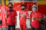 スーパーフォーミュラ・ライツ第13戦／第14戦もてぎでダブルポールを獲得し喜ぶ佐藤蓮、加藤寛規監督、戸田憲吾代表