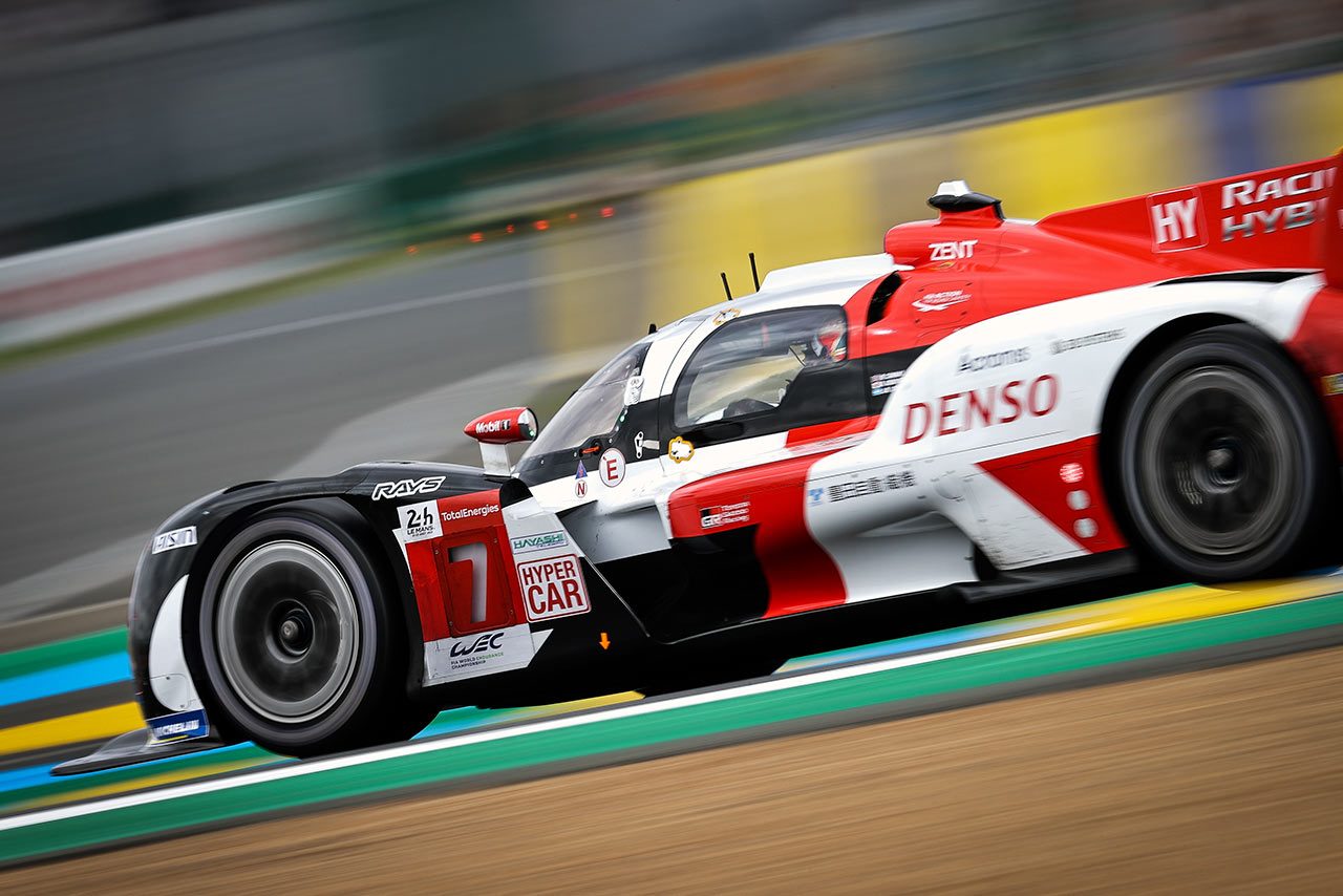 21年のル マン24時間レースでトラブルを乗り越え総合優勝を果たした 7号車gr010ハイブリッド ブレーキング中に 燃料ポンプを止めろ 手探りで難題解決に挑んだトヨタの執念 村田wecチーム代表会見の画像 写真 1 Autosport Web