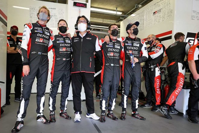 レース残り数分、トヨタのピット内で肩を組む村田チーム代表と2台のドライバーたち