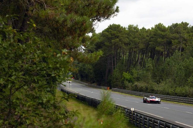 最初にトラブルが悪化し、対処法を試したのは2番手の8号車だった