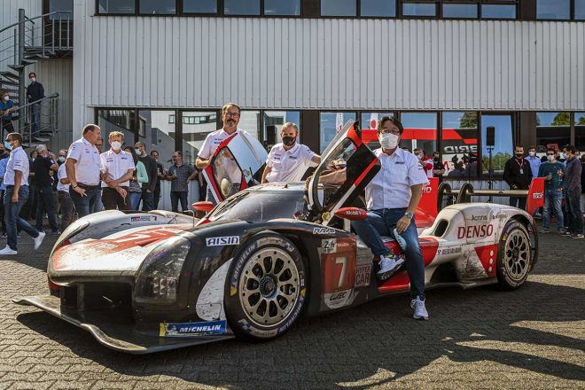 ル・マン後、TGR-Eに戻った優勝車両の7号車と、チーム首脳陣