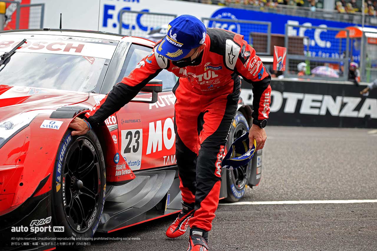 2021スーパーGT第3戦鈴鹿　フィニッシュ後にタイヤをチェックするロニー・クインタレッリ（MOTUL AUTECH GT-R）