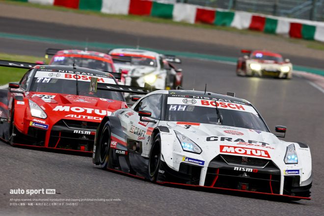 2021スーパーGT第3戦鈴鹿　トップ争いを繰り広げるCRAFTSPORTS MOTUL GT-RとMOTUL AUTECH GT-R