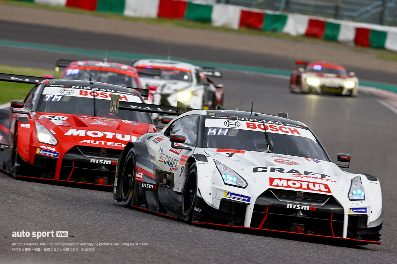 2021スーパーGT第3戦鈴鹿　トップ争いを繰り広げるCRAFTSPORTS MOTUL GT-RとMOTUL AUTECH GT-R