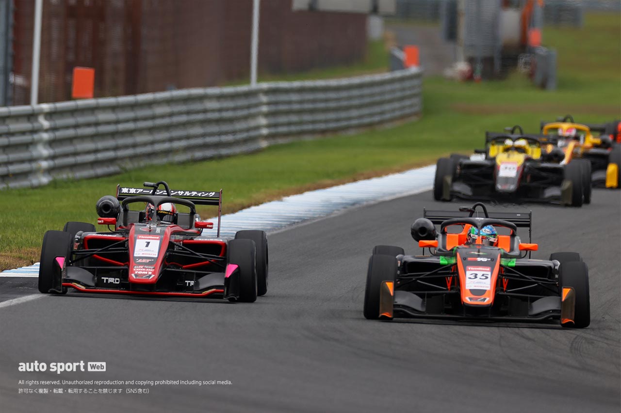 野中誠太（Kuo カローラ中京 TOM'S 320）と河野駿佑（RS FINE K&N 320）の争い