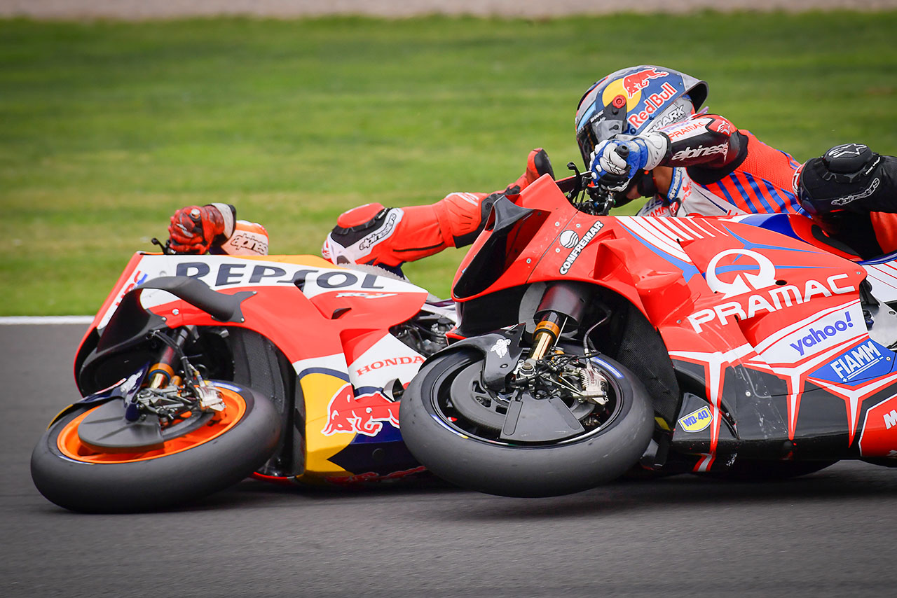 転倒を喫したマルク・マルケス（レプソル・ホンダ・チーム）とホルヘ・マルティン（プラマック・レーシング）／2021MotoGP第12戦イギリスGP