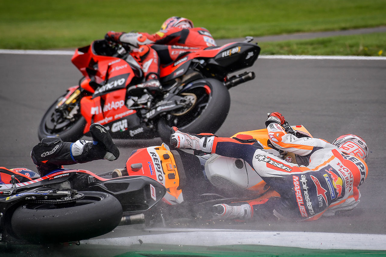 転倒を喫したマルク・マルケス（レプソル・ホンダ・チーム）とホルヘ・マルティン（プラマック・レーシング）／2021MotoGP第12戦イギリスGP