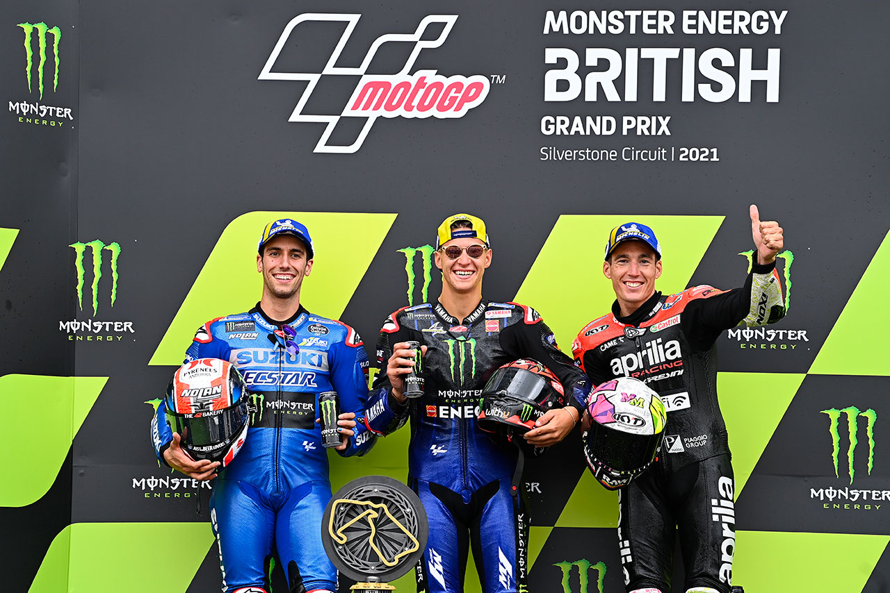 優勝したクアルタラロ、2位のリンス、3位のアレイシ・エスパルガロ