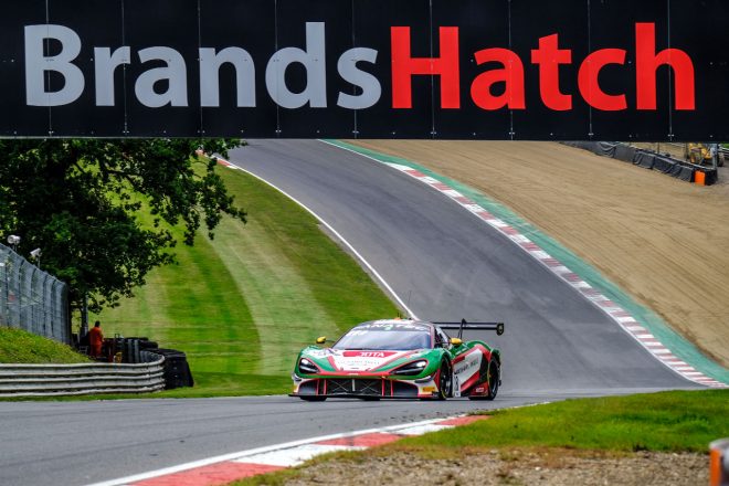 レース1の前半スティントで圧倒的な速さをみせたJOTAの38号車マクラーレン720S GT3