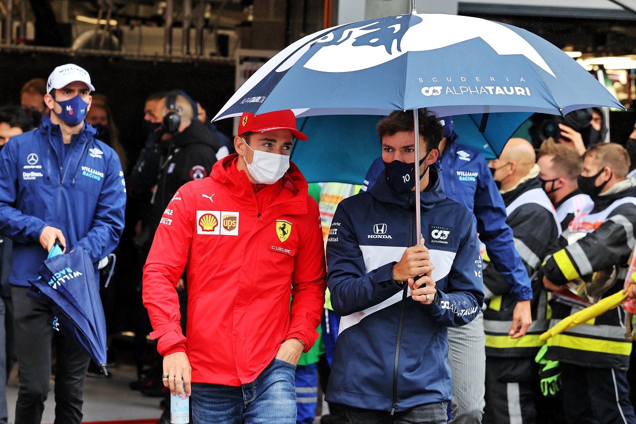 2021年F1第12戦ベルギーGP　ピエール・ガスリー（アルファタウリ・ホンダ）とシャルル・ルクレール（フェラーリ）