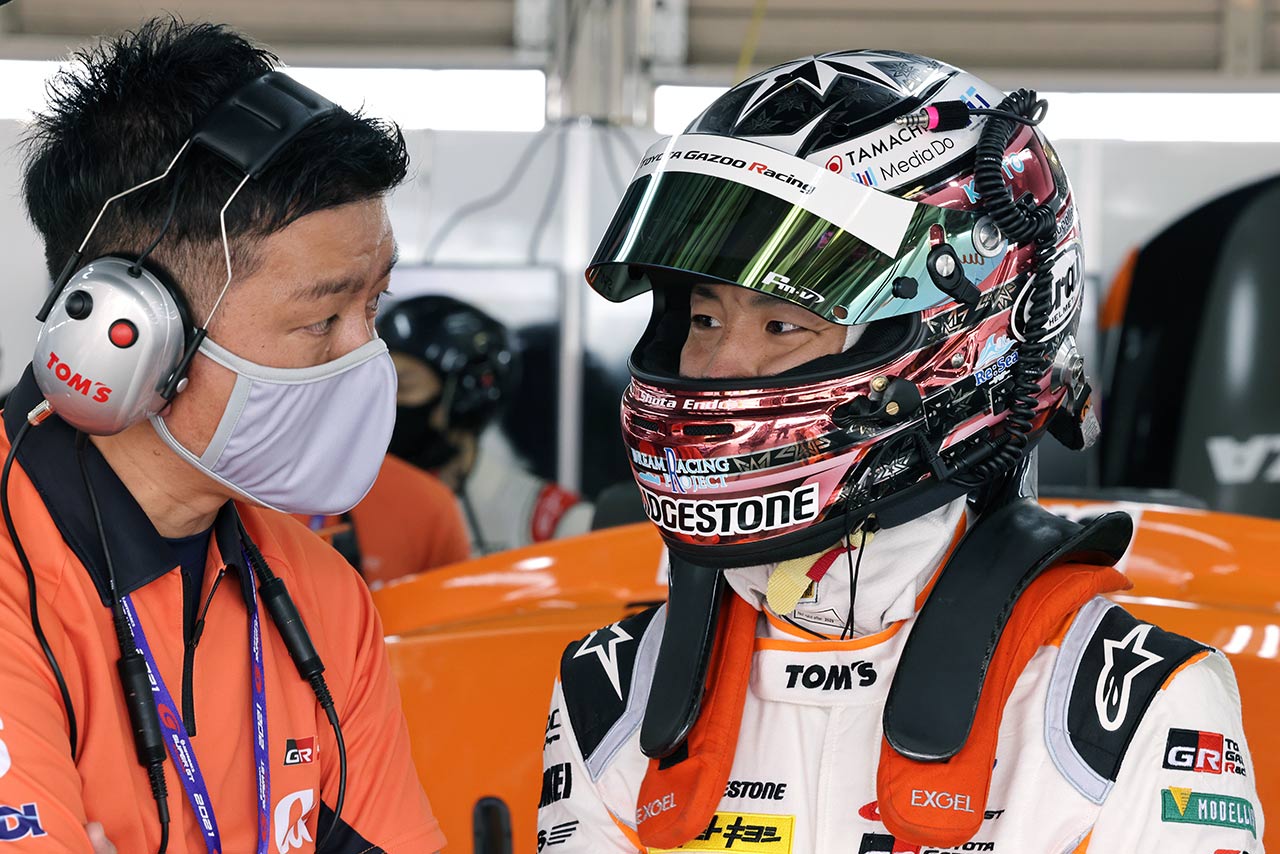 坪井翔と吉武聡エンジニア（au TOM’S GR Supra）