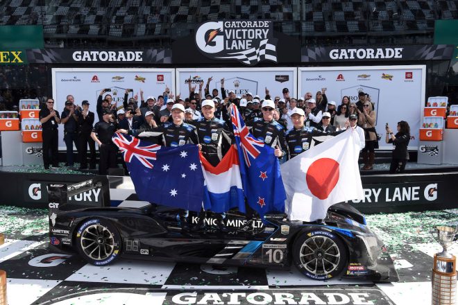 2019年から2020年にかけて、日本人ドライバーとして初めてデイトナ24時間連覇を飾った小林可夢偉（右）