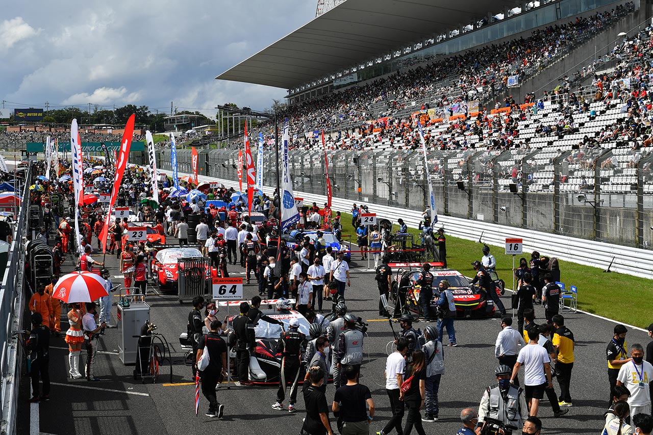 スーパーGT第3戦鈴鹿のスターティンググリッドの様子