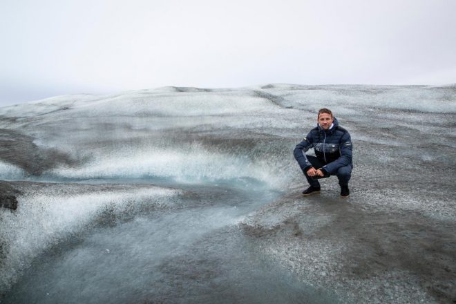 JBXEを率いて参戦するジェンソン・バトンも現地入り。“雨”が降るカンゲルルススアークの氷河を目の当たりに
