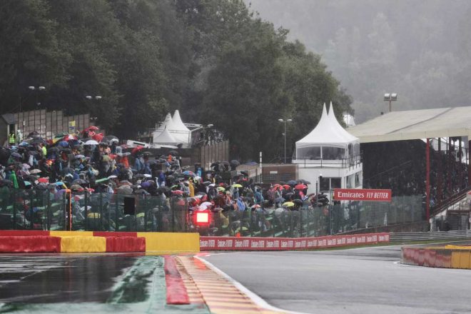 お客さんも雨のなかで待ち続けるのは辛い