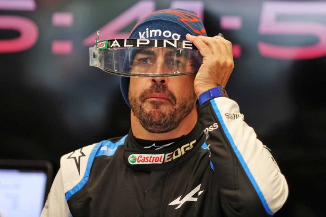 ヘルメットとバイザーを磨くアロンソさん