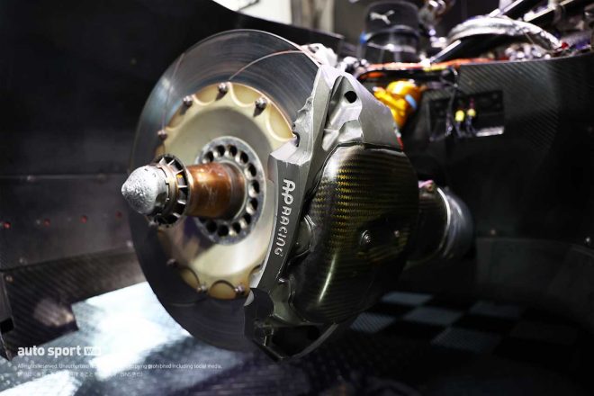 フロントはAP RACING製6potキャリパーを搭載。リヤは4potとなる。