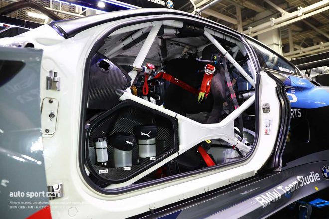 左サイドのドアを外してコックピットを望む。