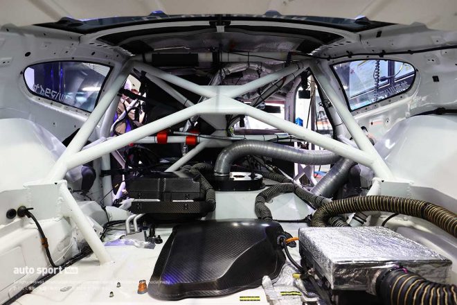 リヤカウルから望むコックピット。中央下部に燃料タンクが見える。