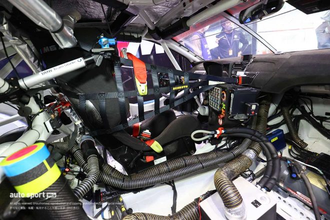 BMW M6 GT3のコックピット。センタートンネルを切ってドライバーズシートを中央に寄せている