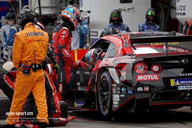 MOTUL AUTECH GT-Rに乗り込む松田次生