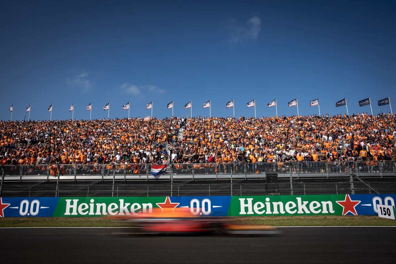 2021年F1第13戦オランダGP　マックス・フェルスタッペン（レッドブル・ホンダ）を応援する“オレンジアーミー”