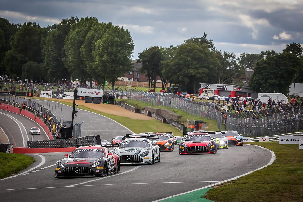 ブランズハッチでのスプリントカップのスタートシーン