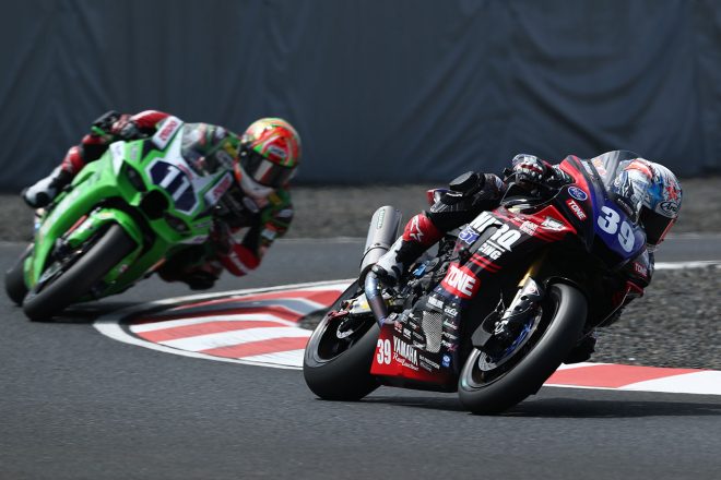 岡本裕生（BLUcRUニトロレーシング51YAMAHA）、岩戸亮介（Vamos Racing Kawasaki#64）／2021年全日本ロード第6戦岡山 ST1000 決勝