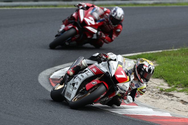 トップを奪った中須賀克行（YAMAHA FACTORY RACING TEAM）／2021年全日本ロード第6戦岡山 JSB1000 決勝