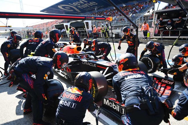 2021年F1第13戦オランダGP　マックス・フェルスタッペン（レッドブル・ホンダ）のピットストップ