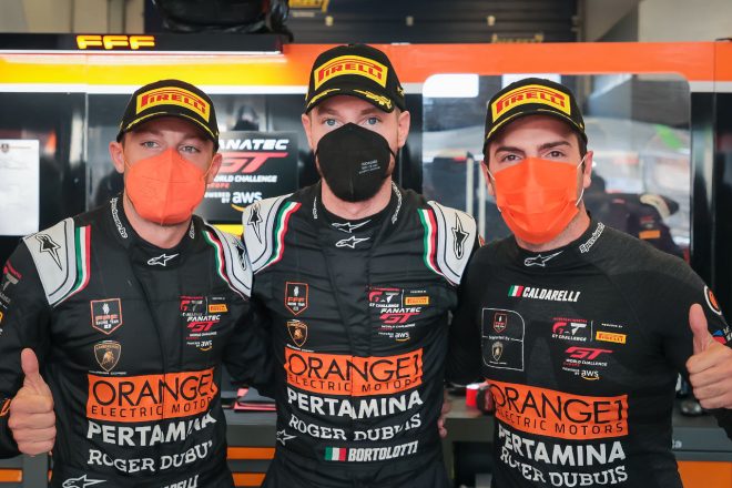 ポール・トゥ・ウインを飾ったオレンジ1・FFFレーシングチームの（左から）マルコ・マペッリ、ミルコ・ボルトロッティ、アンドレア・カルダレッリ