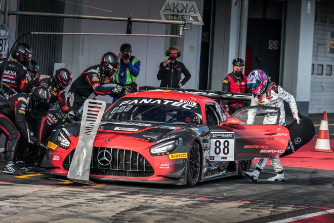 63号車ランボルギーニと優勝を争ったアッカASPの88号車メルセデスAMG GT3